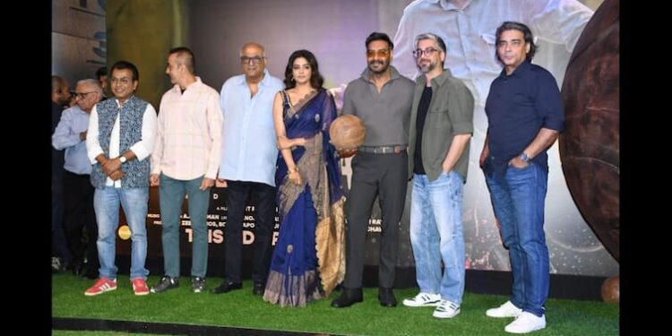 'मैदान' ट्रेलर लॉन्च इवेंट में अजय देवगन अपनी टीम के खिलाड़ियों के साथ पोज देते हुए;  तस्वीरें देखें