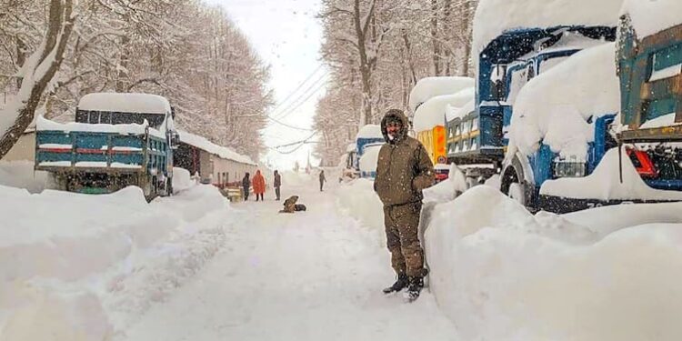 हल्की बूंदाबांदी से दिल्ली में ठंडक बढ़ी, जम्मू-कश्मीर राजमार्ग अवरुद्ध, हिमस्खलन के कारण 500 सड़कें बंद, हिमाचल में बर्फबारी