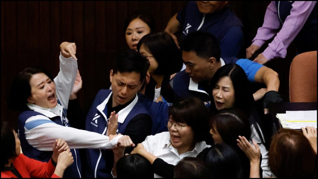 ताइवान की संसद में अराजकता का माहौल, सुधारों को लेकर विवाद में सांसदों के बीच मारपीट |  वीडियो
