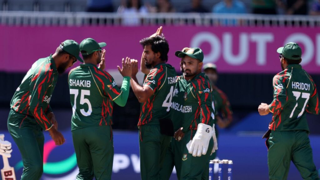 देखें | बांग्लादेश के बल्लेबाज ने नेपाल के खिलाफ डीआरएस लेने से पहले टीम डगआउट से संकेत लिया - टी20 विश्व कप 2024