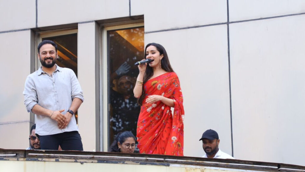 स्त्री 2: श्रद्धा कपूर ने मुंबई में एक कार्यक्रम में शानदार लाल साड़ी में प्रशंसकों को मोहित किया | देखें