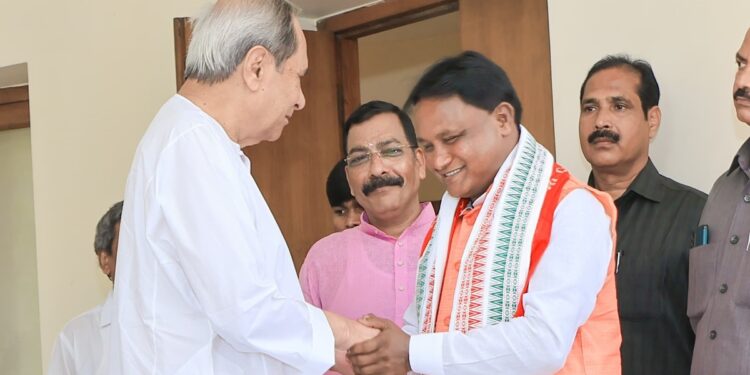 ओडिशा के भावी मुख्यमंत्री मोहन चरण माझी ने नवीन पटनायक से मुलाकात की, शपथ ग्रहण समारोह के लिए आमंत्रित किया