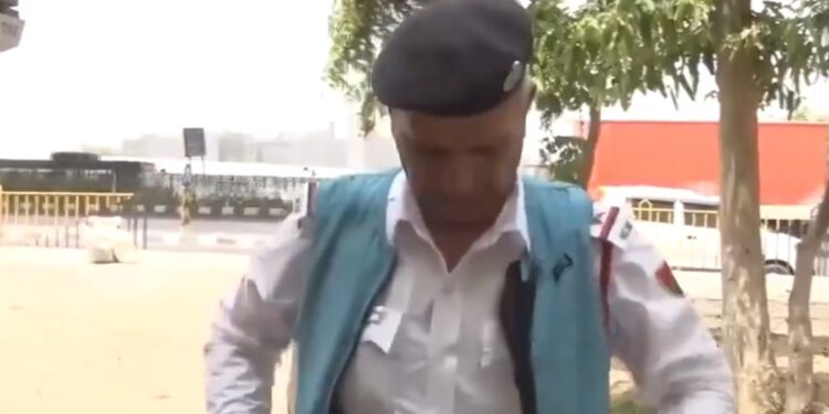 गुरुग्राम पुलिस ने भीषण गर्मी के बीच कर्मियों के लिए कूलिंग जैकेट पेश किए | देखें