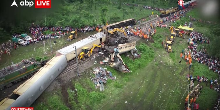 बंगाल ट्रेन दुर्घटना स्थल से ड्रोन द्वारा ली गई तस्वीरें गंभीर क्षति की स्थिति दर्शाती हैं, पुनर्निर्माण कार्य जारी है
