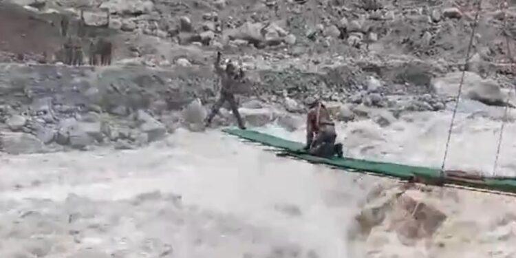 भारतीय सेना ने बारिश के बाद उत्तरी सिक्किम में सीमावर्ती गांवों को फिर से जोड़ने के लिए पानी के ऊपर 150 फीट का पुल बनाया | वीडियो