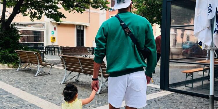 रणबीर कपूर राहा को इटली में सैर पर ले गए, आलिया भट्ट ने शेयर की दिल को छू लेने वाली तस्वीर | पोस्ट देखें