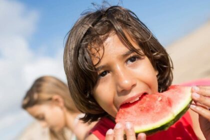 Are you eating watermelon ripe with chemicals?  There may be a risk of cancer;  Identify in a jiffy using this method