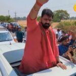 Before the road show, Pawan Singh took blessings of Maujpur Sati Kunwari Devi, mother garlanded him with this emotional message of victory, watch video