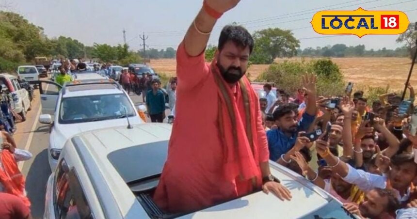 Before the road show, Pawan Singh took blessings of Maujpur Sati Kunwari Devi, mother garlanded him with this emotional message of victory, watch video