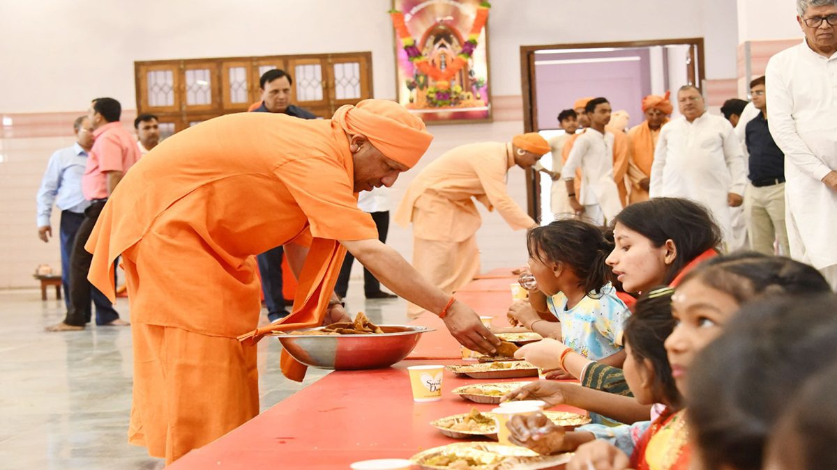 CM Yogi Adityanath Performed Kanya Pujan: UP CM Yogi Adityanath did some special things along with Kanya Pujan on Ram Navami.