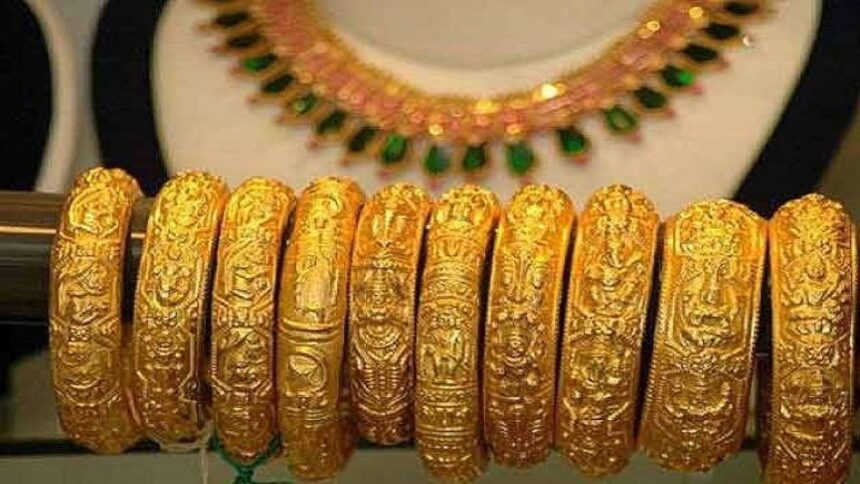 Demand for gold is not decreasing even after crossing Rs 70,000, increased by 8% in March - India TV Hindi