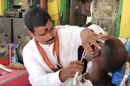 During the election campaign in Rameshwaram, a candidate became a barber for a day, see VIDEO - India TV Hindi