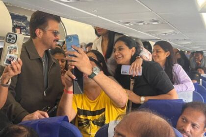 Fans went out of control after seeing Anil Kapoor in the flight, crowd gathered for selfie, actor fulfilled everyone's wish