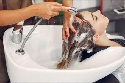 How many times a week should you shampoo in summer?  Washing hair daily can cause this problem - India TV Hindi