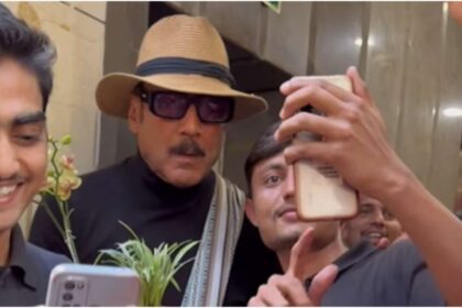 Jackie Shroff was joking with fans taking selfies, but because of this he got trolled - India TV Hindi