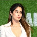 Jhanvi Kapoor confirmed her relationship by wearing Piya's name necklace around her neck - India TV Hindi