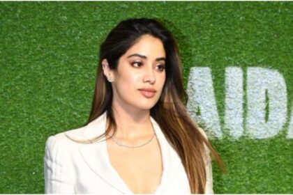 Jhanvi Kapoor confirmed her relationship by wearing Piya's name necklace around her neck - India TV Hindi