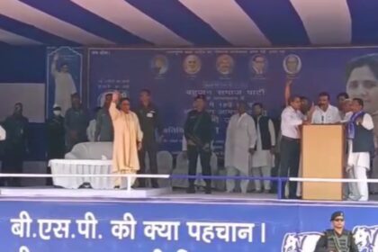 Leaders were missing from Mayawati's stage, BSP chief seen only among guards and workers - India TV Hindi