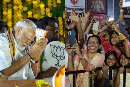 PM Modi did a road show in Chennai, streets echoed with flowers and Bharat Mata ki Jai - India TV Hindi