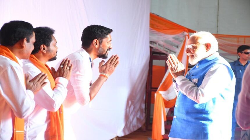 PM Modi met Arun Yogiraj, who made the idol of Ramlala, picture of greeting surfaced - India TV Hindi