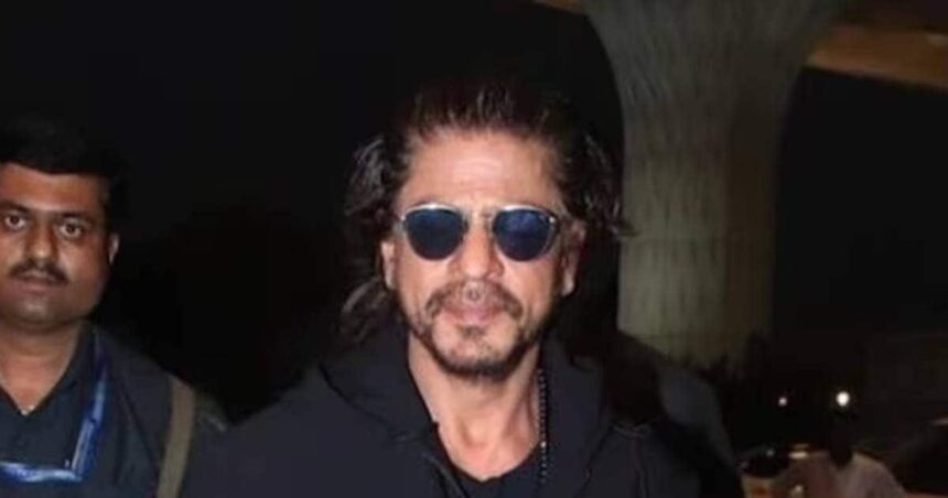 People got confused after seeing Shahrukh Khan's lookalike in the airport, started taking selfies with him, said - the face is exactly the same, but...