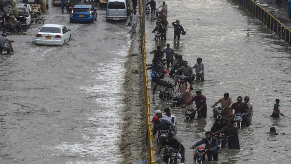 Poverty and now the impact of weather, 87 people died, 80 injured due to heavy rain in Pakistan - India TV Hindi