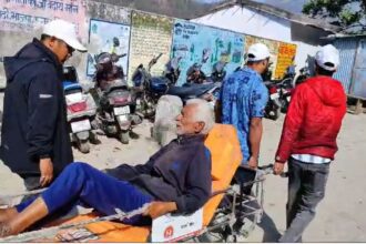 Salute to grandfather's spirit!  If you can't walk then you can sit in a handcart and go to vote - India TV Hindi