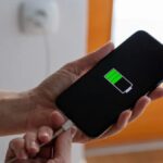The phone's battery starts going down as soon as it is removed from charging, you will get 24 hours of battery backup in 5 ways - India TV Hindi