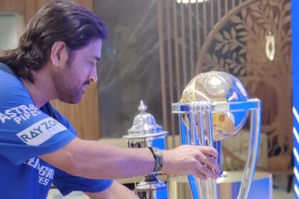 "These two are made for each other";  When MS Dhoni touched the World Cup trophy, fans' memories were refreshed - India TV Hindi