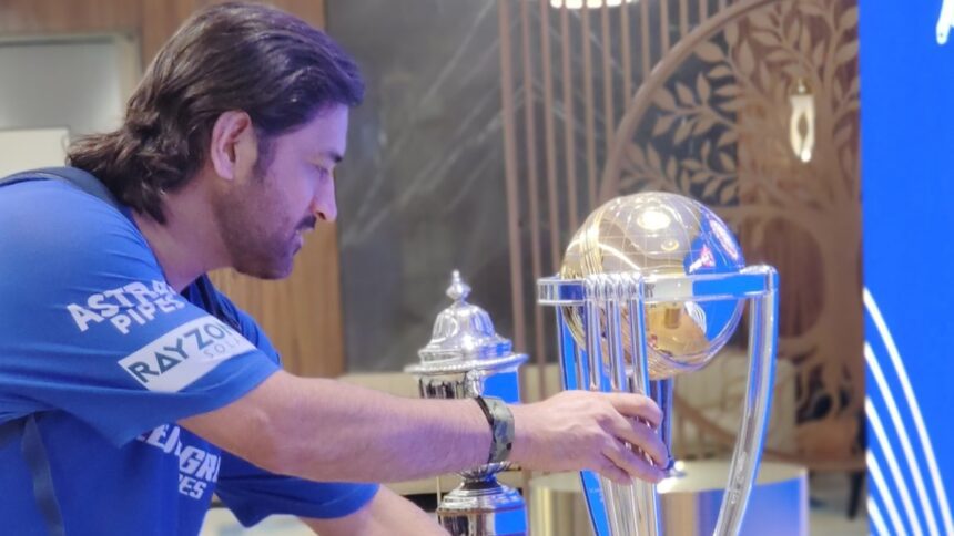 "These two are made for each other";  When MS Dhoni touched the World Cup trophy, fans' memories were refreshed - India TV Hindi