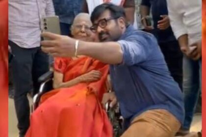 Took a selfie with an elderly woman who came to vote on a wheelchair, people admired Vijay Sethupathi's special style.