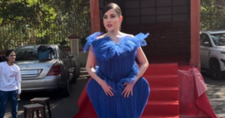 Urfi Javed got down from the tempo wearing a 100 kg gown, people were shocked to see the strange fashion, video went viral