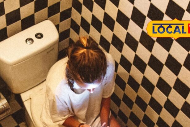 Using phone in toilet can be fatal, you will become victim of this infection;  Know prevention