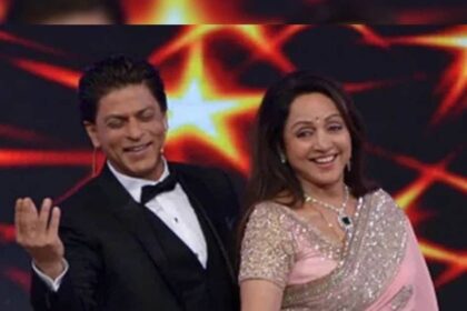 When Hema Malini's sandal came off while she was going to receive the award, Shahrukh did something like this, the video is being watched again and again.