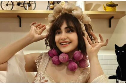 You will be surprised to see this style of Ada Sharma, she was seen posing wearing onion-garlic jewelery - India TV Hindi