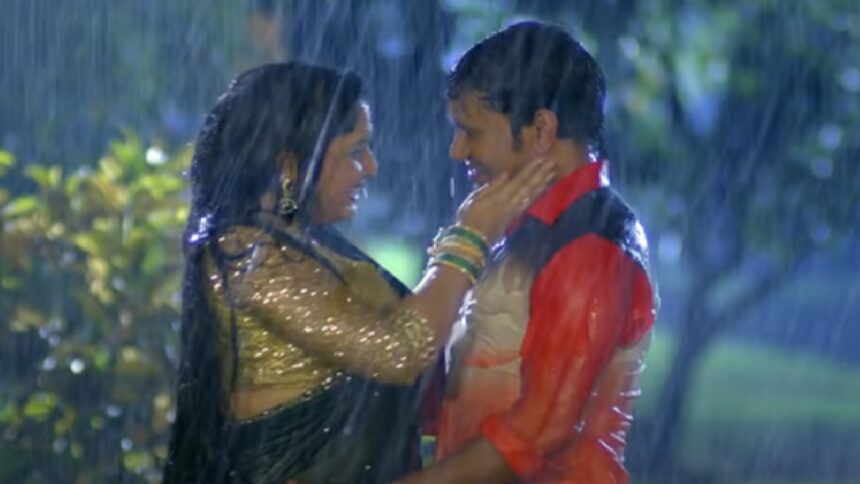 Aamrapali Dubey-Nirahua Viral Video: Nirahua is romancing Amrapali Dubey by pulling her pallu in the pouring rain, video goes viral