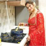 Aarti Singh, dressed in red, made the first kitchen in her in-laws' house, shared pictures - India TV Hindi