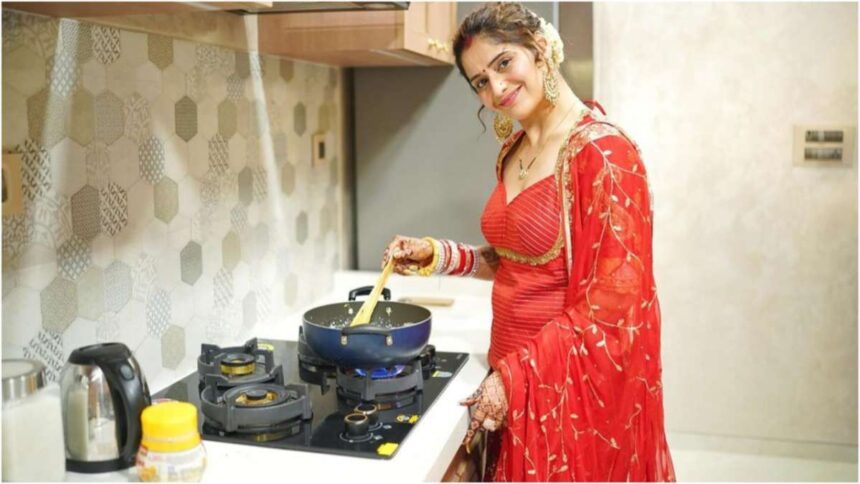 Aarti Singh, dressed in red, made the first kitchen in her in-laws' house, shared pictures - India TV Hindi