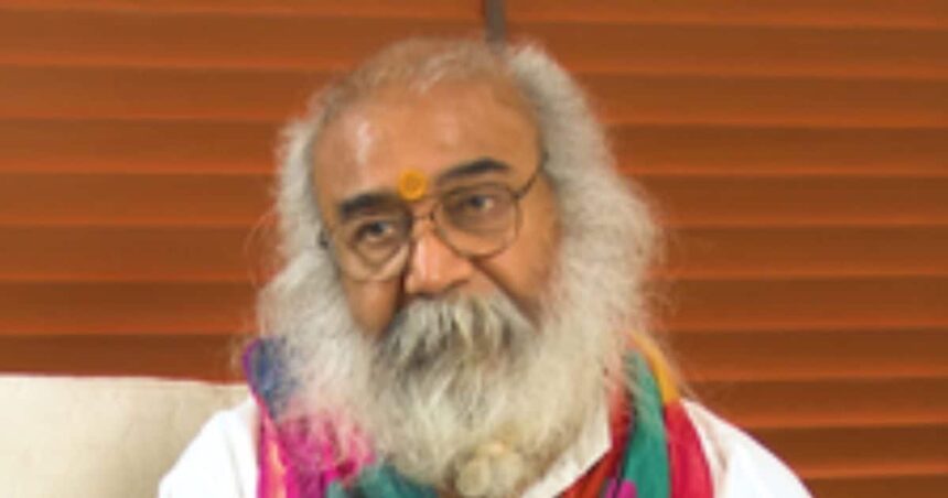 Acharya Krishnam said- If there was no democracy in India, would you call the PM every day?