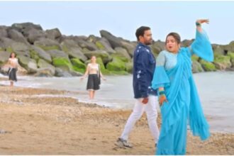 Amrapali Dubey did full makeup on the beach and romanced with Nirhua, watch this dance video - India TV Hindi