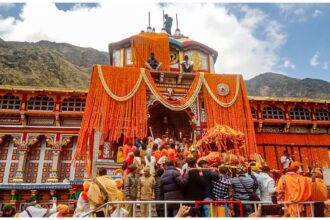 Badrinath Dham's doors opened, temple decorated with 15 quintals of flowers, get registered like this - India TV Hindi