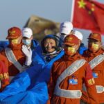 China raised its flag in the sky, Chinese travelers returned to Earth after spending 6 months in space - India TV Hindi