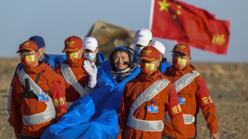 China raised its flag in the sky, Chinese travelers returned to Earth after spending 6 months in space - India TV Hindi