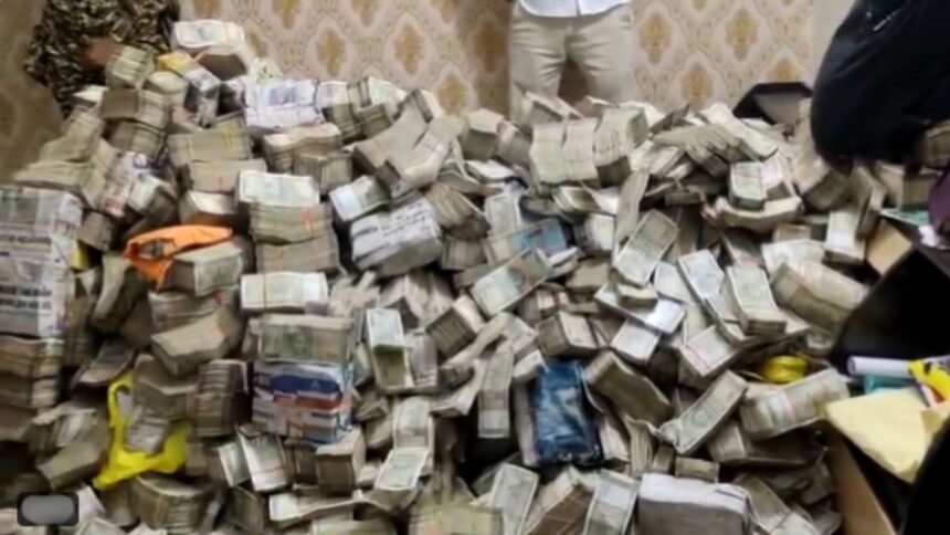 Counting of money finished, so many crores of rupees found;  ED had found heaps of notes - India TV Hindi