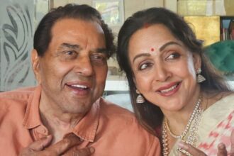 Dharmendra is romantic even at the age of 88, finds an excuse to kiss the 'Dream Girl', has been in love for 44 years