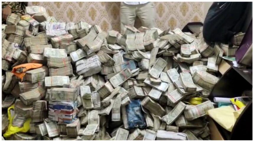 ED's big raid in Jharkhand, mountain of money recovered from servant's house - India TV Hindi