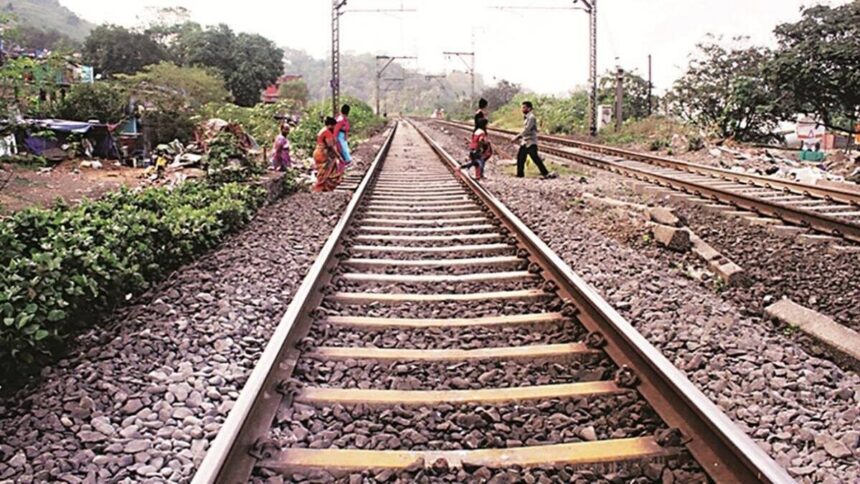 Engineering student was making REEL on the railway track, suddenly the train came;  Death by cutting - India TV Hindi