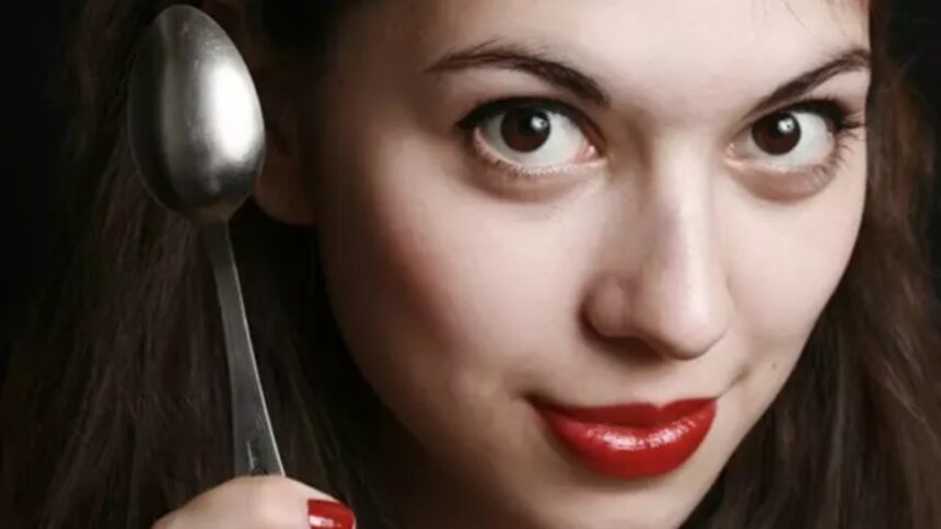 Freckles and wrinkles on the face can also be reduced with a spoon, know how to use it?  - India TV Hindi