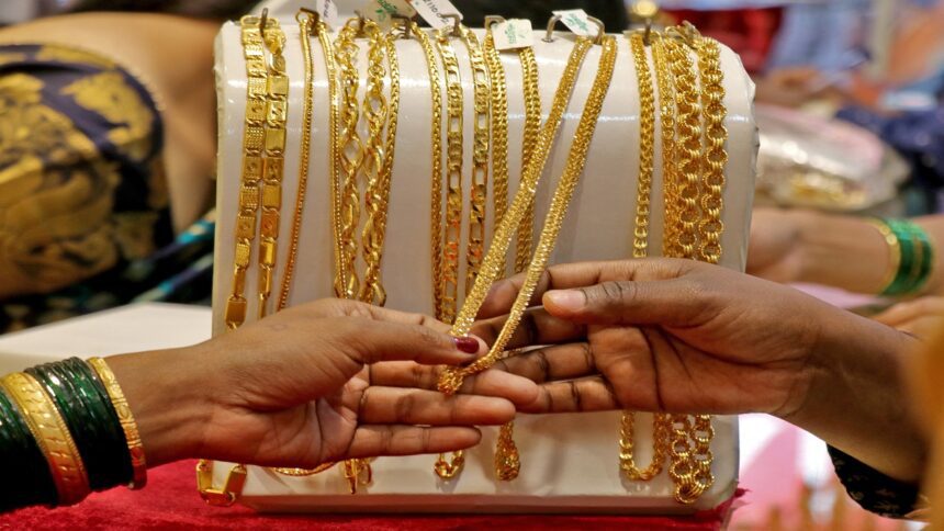 Gold and silver prices fell in Delhi, know the price of gold per 10 grams here - India TV Hindi