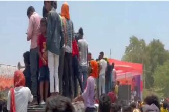 Khesari had come to campaign for Pawan Singh, then the crowd went out of control